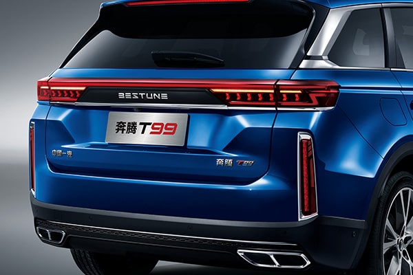 The rear combination lamps feature an impressive look.